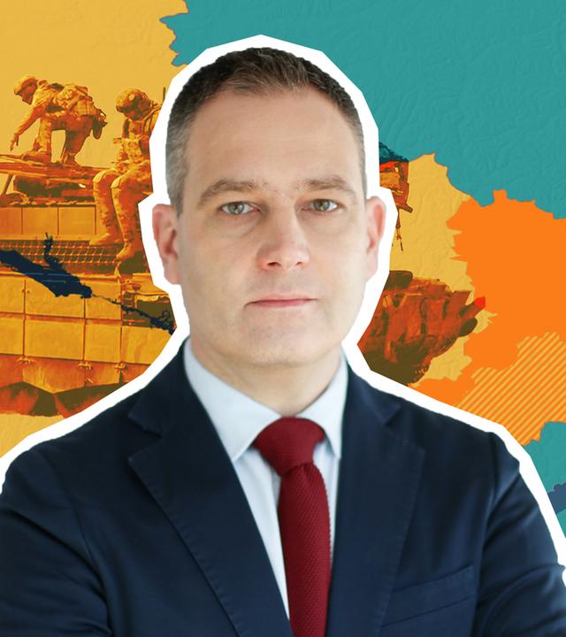 Militärexperte Gustav Gressel ist vor einer Karte der Ukraine sowie einem russischen Panzer mit aktuellen Frontverlauf abgebildet 