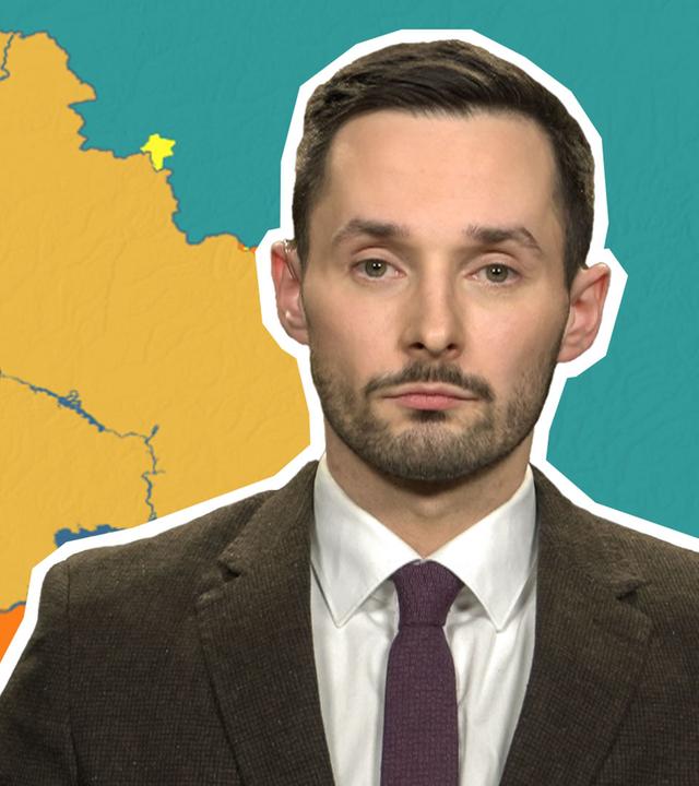 Militäranalyst Hendrik Remmel ist vor einer Karte der Ukraine mit aktuellem Frontverlauf abgebildet. Zusehen ist auch der künftige US-Präsiden Donald Trump.