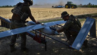 Ukrainische Soldaten starten in der Nähe der Frontlinie eine Aufklärungsdrohne auf einem Weizenfeld, um russische Stellungen zu sichten am 29.07.2024.
