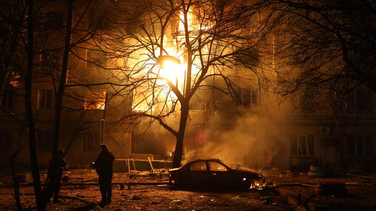 Ukraine, Saporischschja: Ein Wohnhaus brennt nach einem russischen Angriff auf Saporischschja