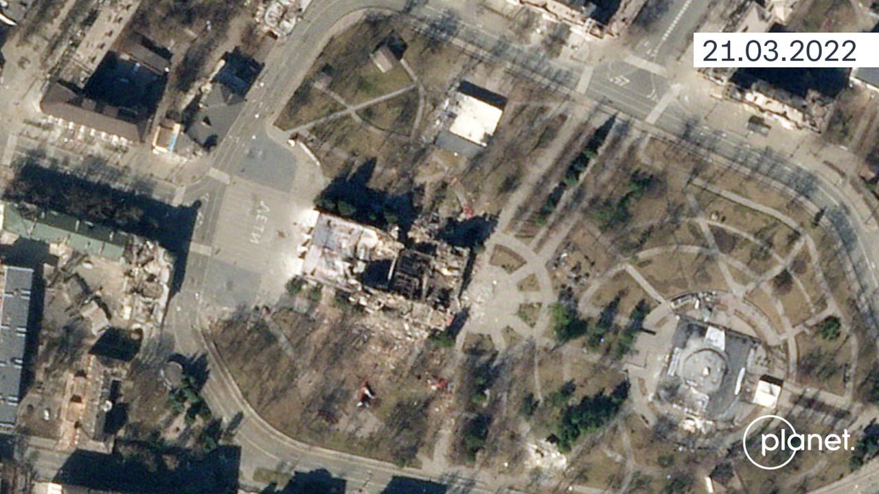 Das Satellitenbild vom März 2022 zeigt das Theater in Mariupol nach der Bombardierung.