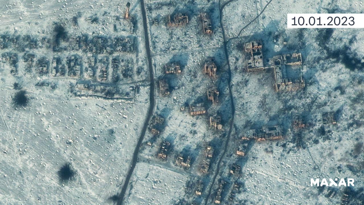 Satellitenbild: Zerstörte Schule und Gebäude in Soledar am 10.1.2023