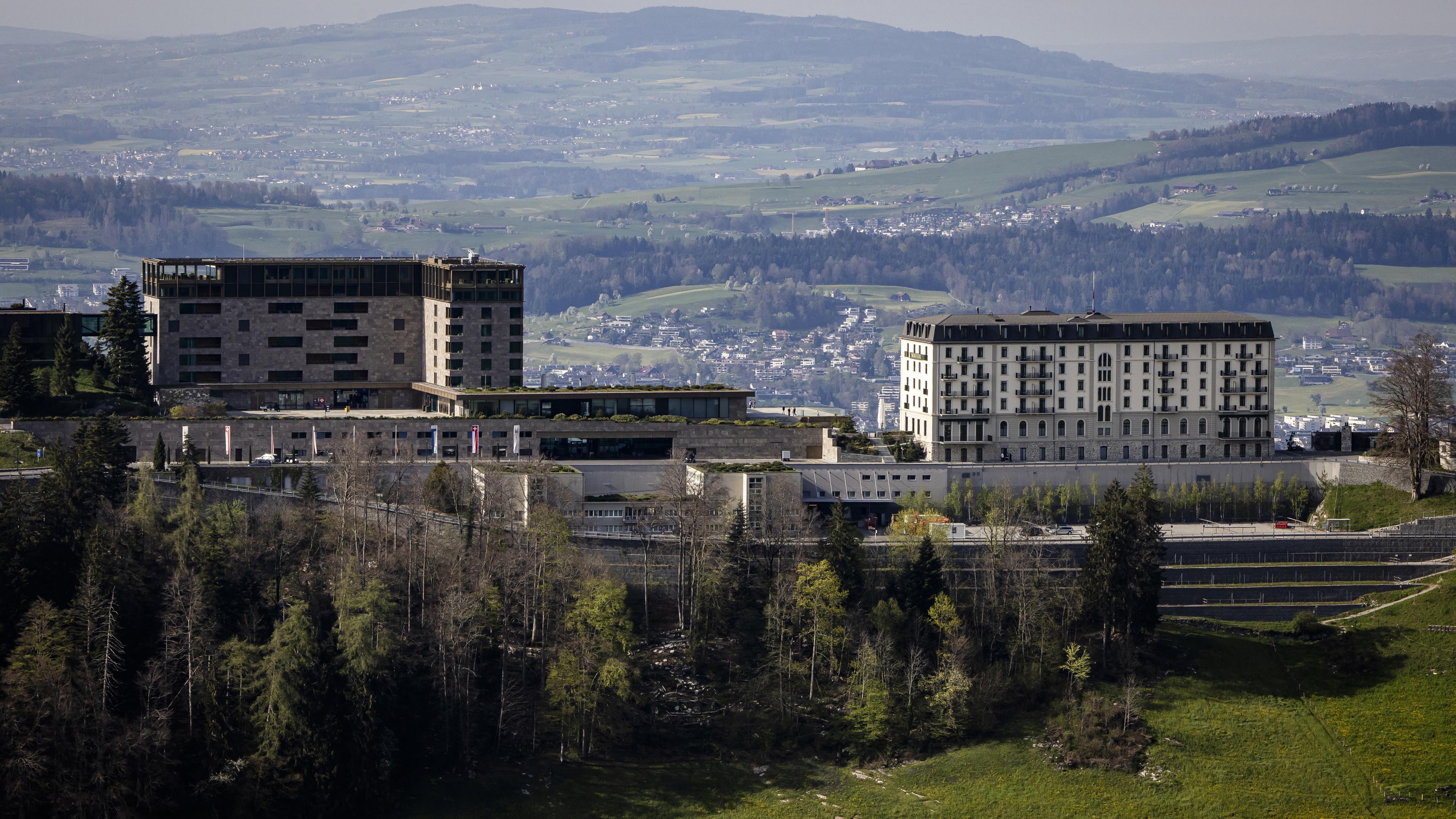 Schweiz, Obbuergen: Das Bürgenstock Resort ist auf dem Berg Bürgenstock oberhalb des Vierwaldstättersees zu sehen. Archivbild