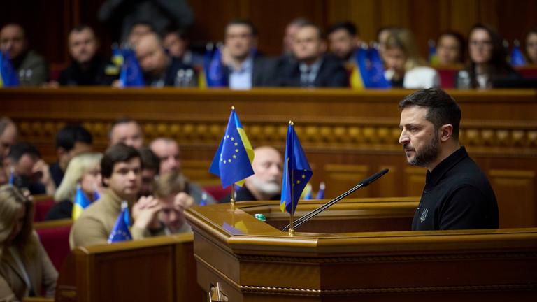 Wolodymyr Selenskyj, Präsident der Ukraine, spricht zu den Parlamentariern in der Werchowna Rada.