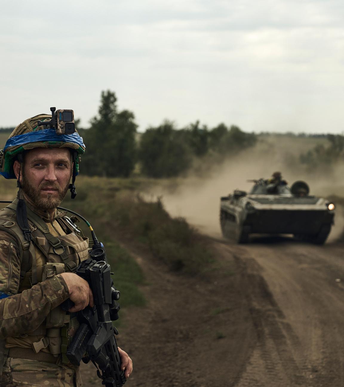 Ukraine-Krieg - Soldat in Bachmut steht vor Schützenpanzer, Archivbild