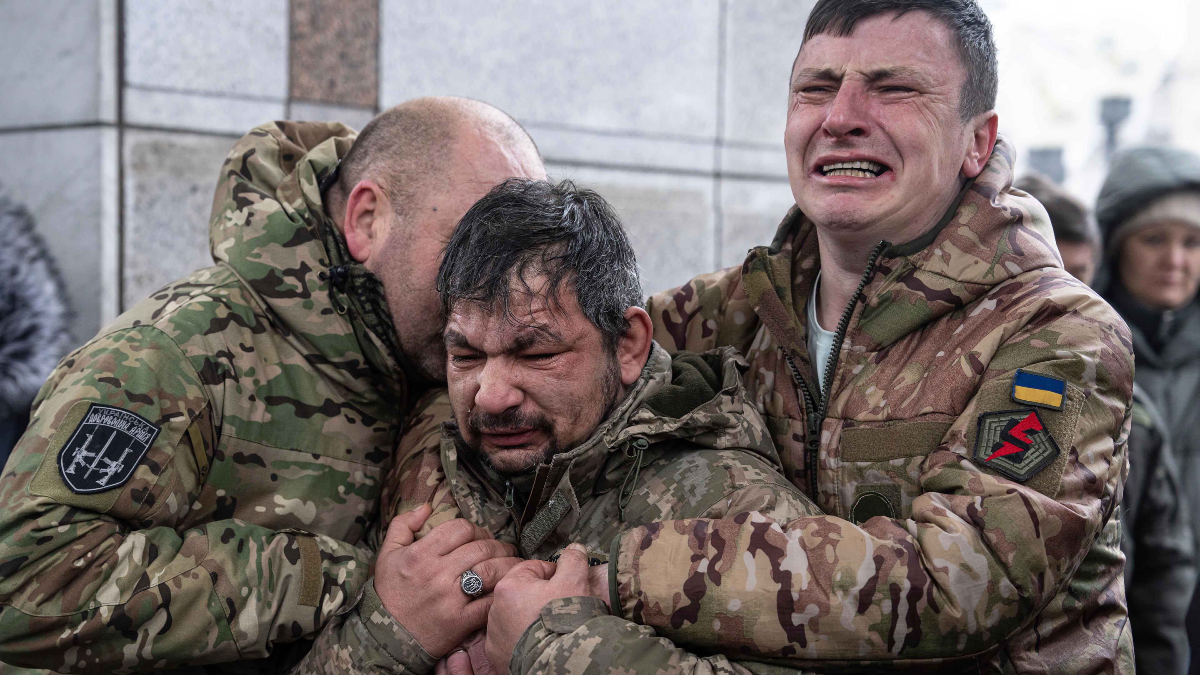 Ukrainische Soldaten weinen um ihren Kameraden Andrii Trachuk bei dessen Beerdigung auf dem Unabhängigkeitsplatz in Kiew, Ukraine am 15.12.2023.
