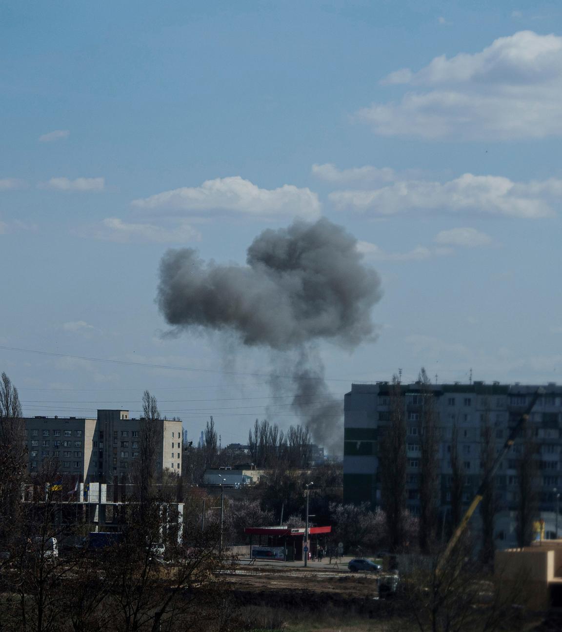 Archiv: Rauch steigt von einer Explosion nach einem russischen Drohnenangriff auf. 