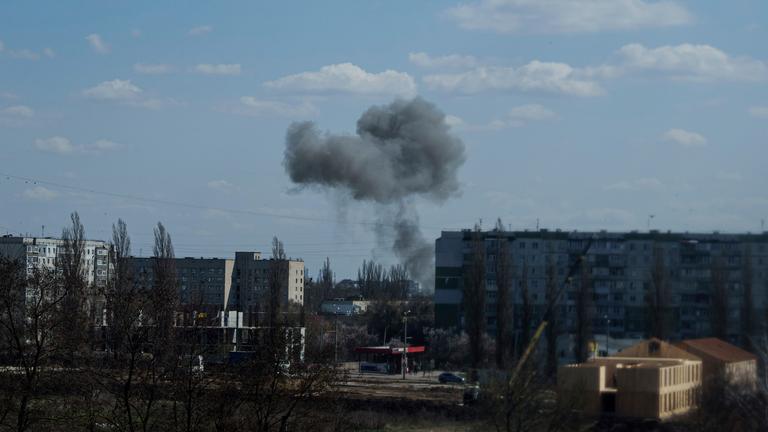 Archiv: Rauch steigt von einer Explosion nach einem russischen Drohnenangriff auf. 