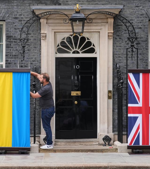Vor der Downing Street Nr. 10 werden die Flaggen Frankreichs, der Ukraine, Großbritanniens und Deutschlands aufgehängt.