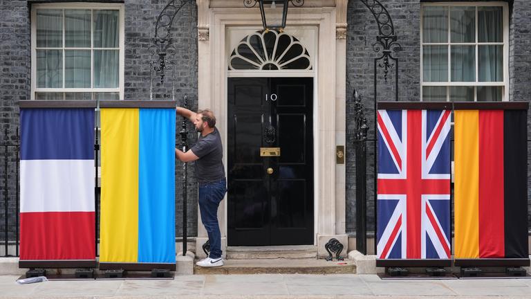 Vor der Downing Street Nr. 10 werden die Flaggen Frankreichs, der Ukraine, Großbritanniens und Deutschlands aufgehängt.
