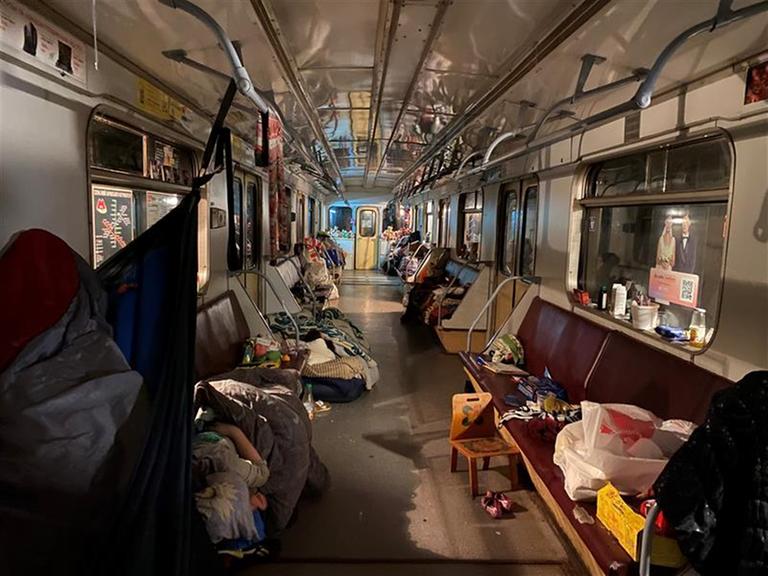 Zu sehen ist eine U-Bahn in der Ukraine, in der provisorisch Betten eingerichtet wurden.