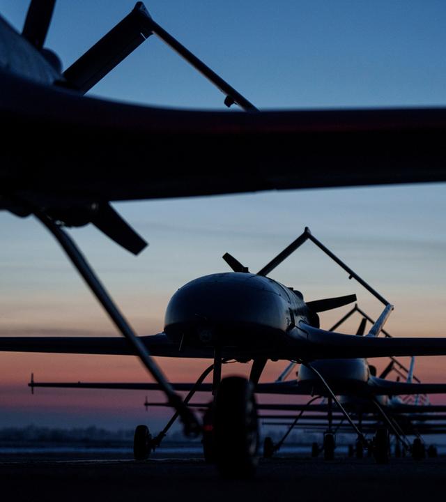 Symbolbild: Langstreckendrohnen des Typs An-196 Ljutyj stehen vor dem Start in einer Reihe an einem ungenannten Ort in der Ukraine.