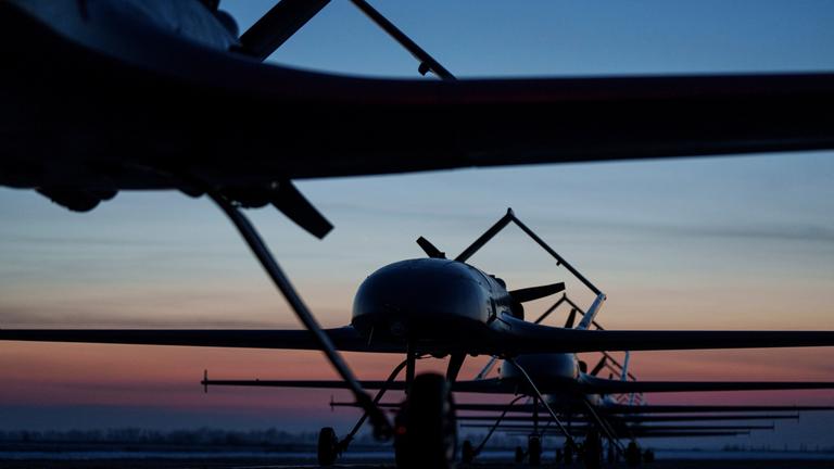 Symbolbild: Langstreckendrohnen des Typs An-196 Ljutyj stehen vor dem Start in einer Reihe an einem ungenannten Ort in der Ukraine.
