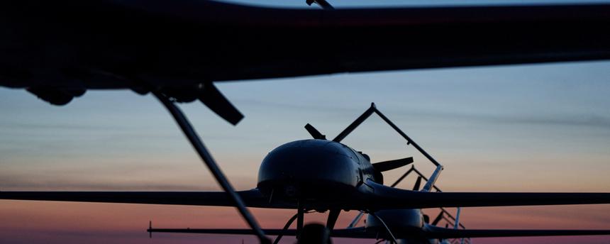Symbolbild: Langstreckendrohnen des Typs An-196 Ljutyj stehen vor dem Start in einer Reihe an einem ungenannten Ort in der Ukraine.