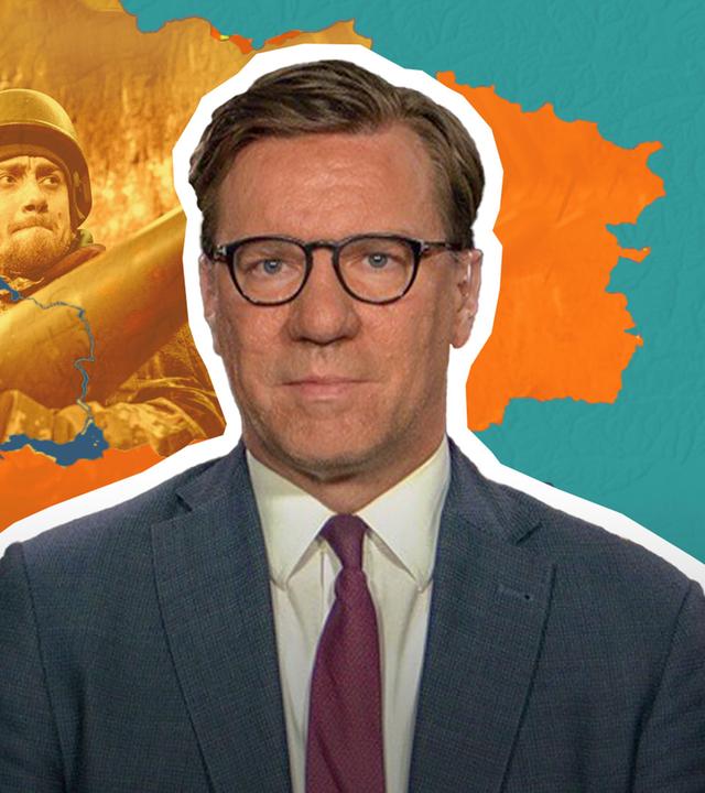 Militärexperte Nico Lange ist vor einer Karte der Ukraine mit aktuellem Frontverlauf abgebildet.