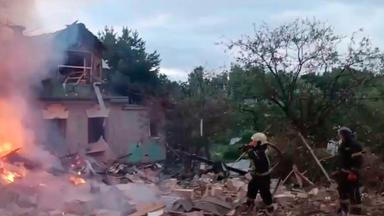 Russland: Ein Feuerwehrmann bei der Löscharbeiten an einem Haus, das von den Drohnenangriffen der Ukraine getroffen wurde.