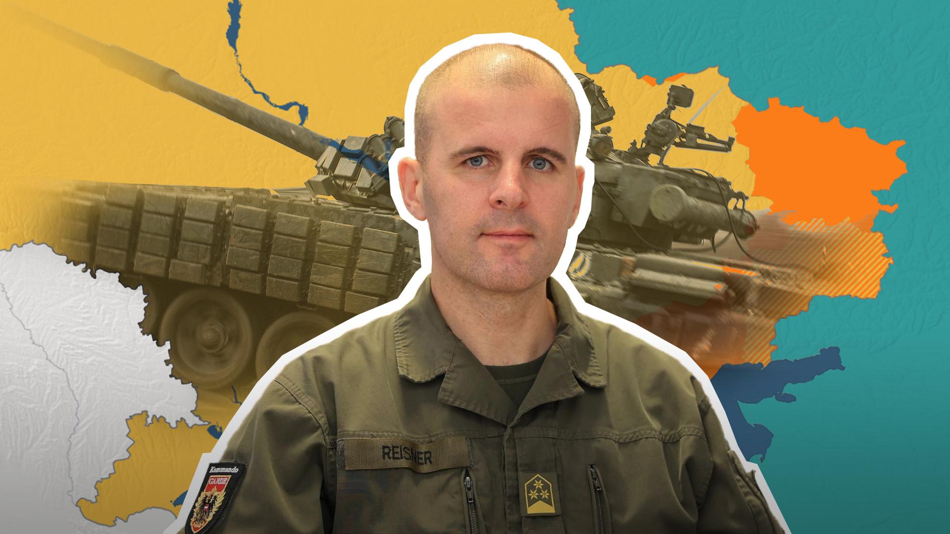 Militärexperte Oberst Markus Reisner ist abgebildet vor einer Karte der Ukraine und einem russischen Panzer, der auf der Karte abgebildet ist. 