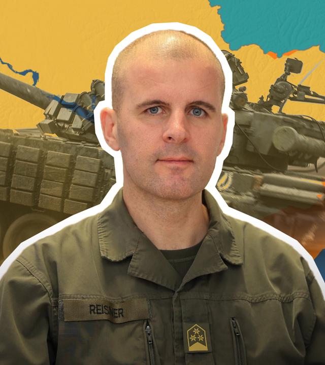 Militärexperte Oberst Markus Reisner ist abgebildet vor einer Karte der Ukraine und einem russischen Panzer, der auf der Karte abgebildet ist. 