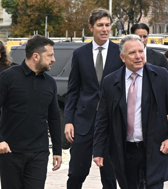 Die US-Unterhädnler Steve Witkoff und Jared Kushner mit dem ukrainischen Präsidenten Selenskji in Kiew. 