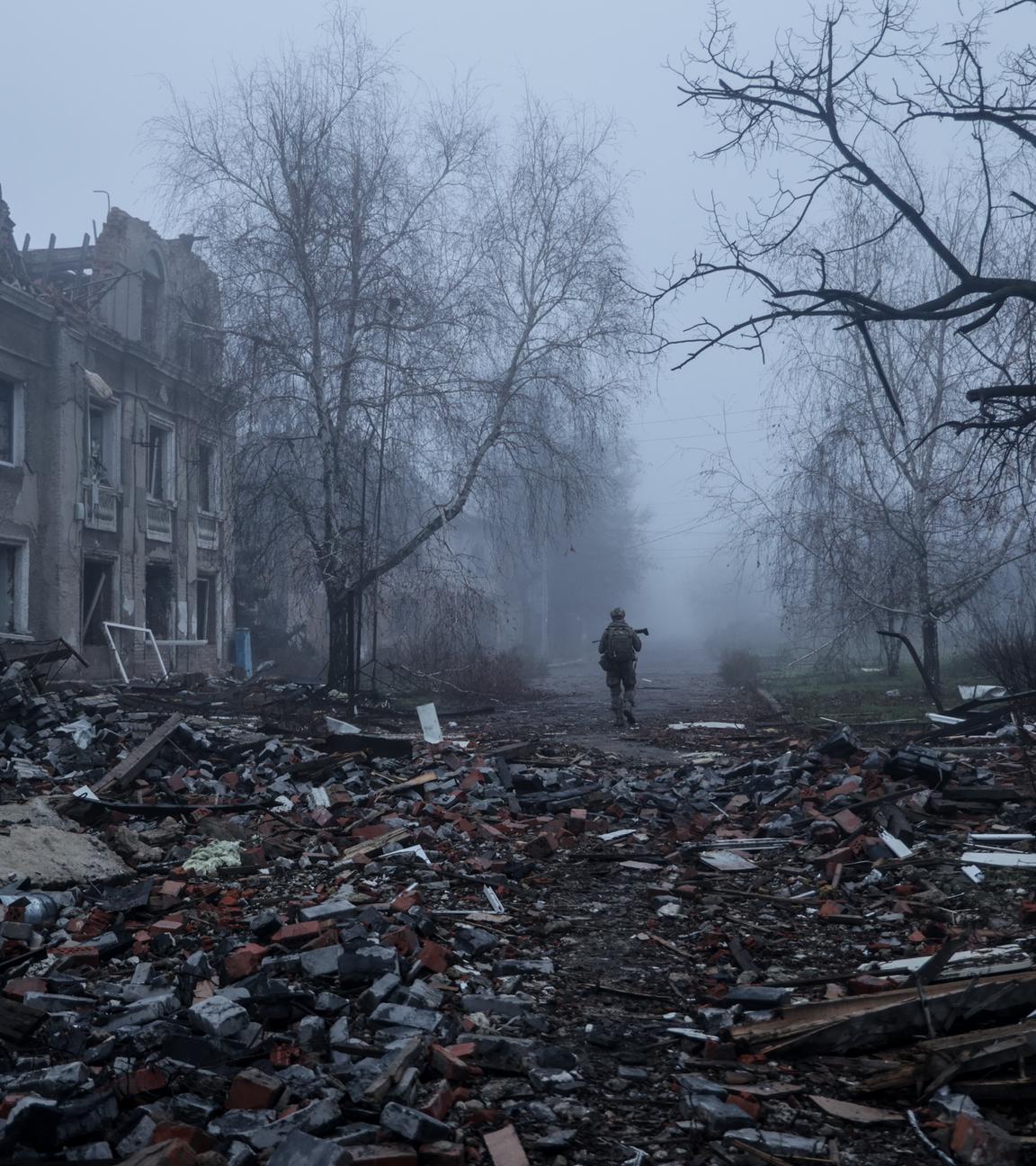 Ein ukrainischer Soldat geht eine Straße in der Frontstadt Kostjantyniwka entlang, dem Schauplatz schwerer Kämpfe mit russischen Truppen in der Region Donezk. 
