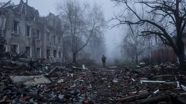 Ein ukrainischer Soldat geht eine Straße in der Frontstadt Kostjantyniwka entlang, dem Schauplatz schwerer Kämpfe mit russischen Truppen in der Region Donezk. 