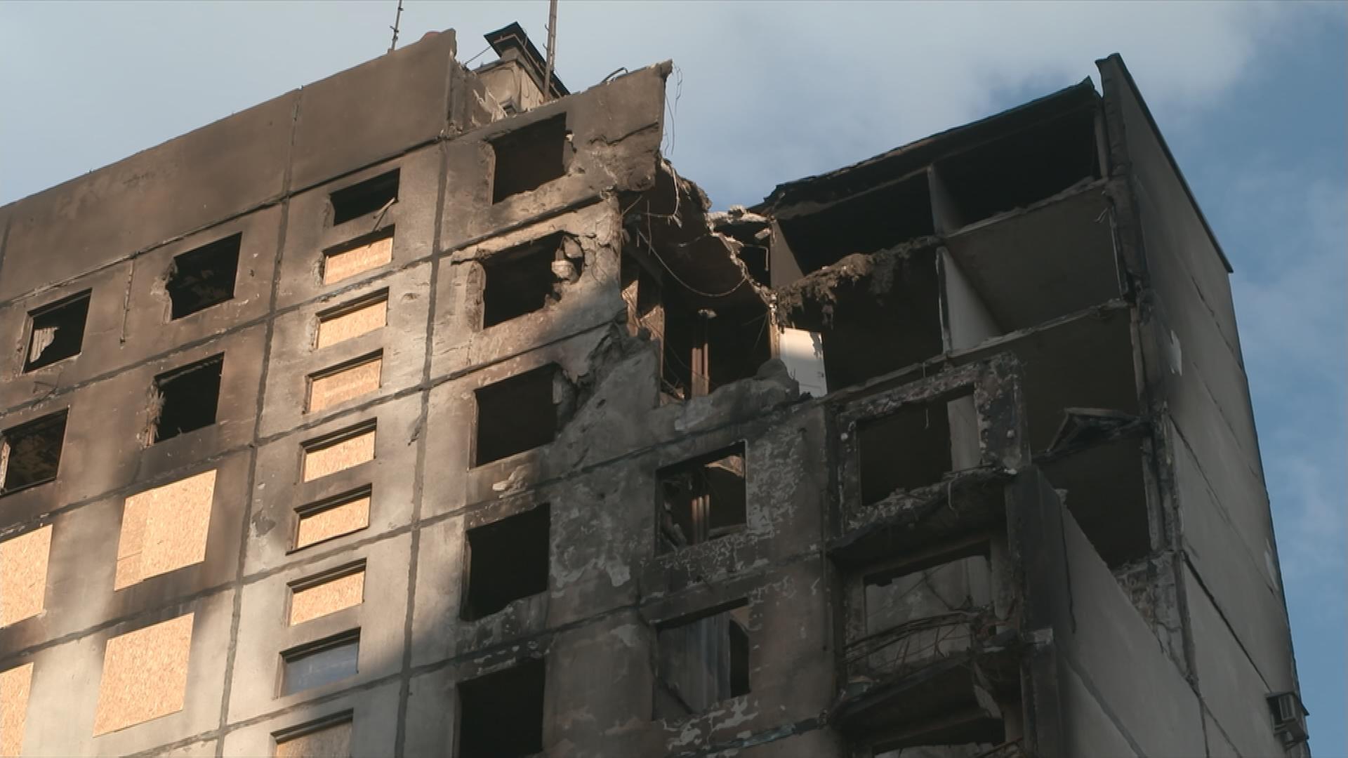 Ein durch den Krieg zerstörtes Haus in Charkiw