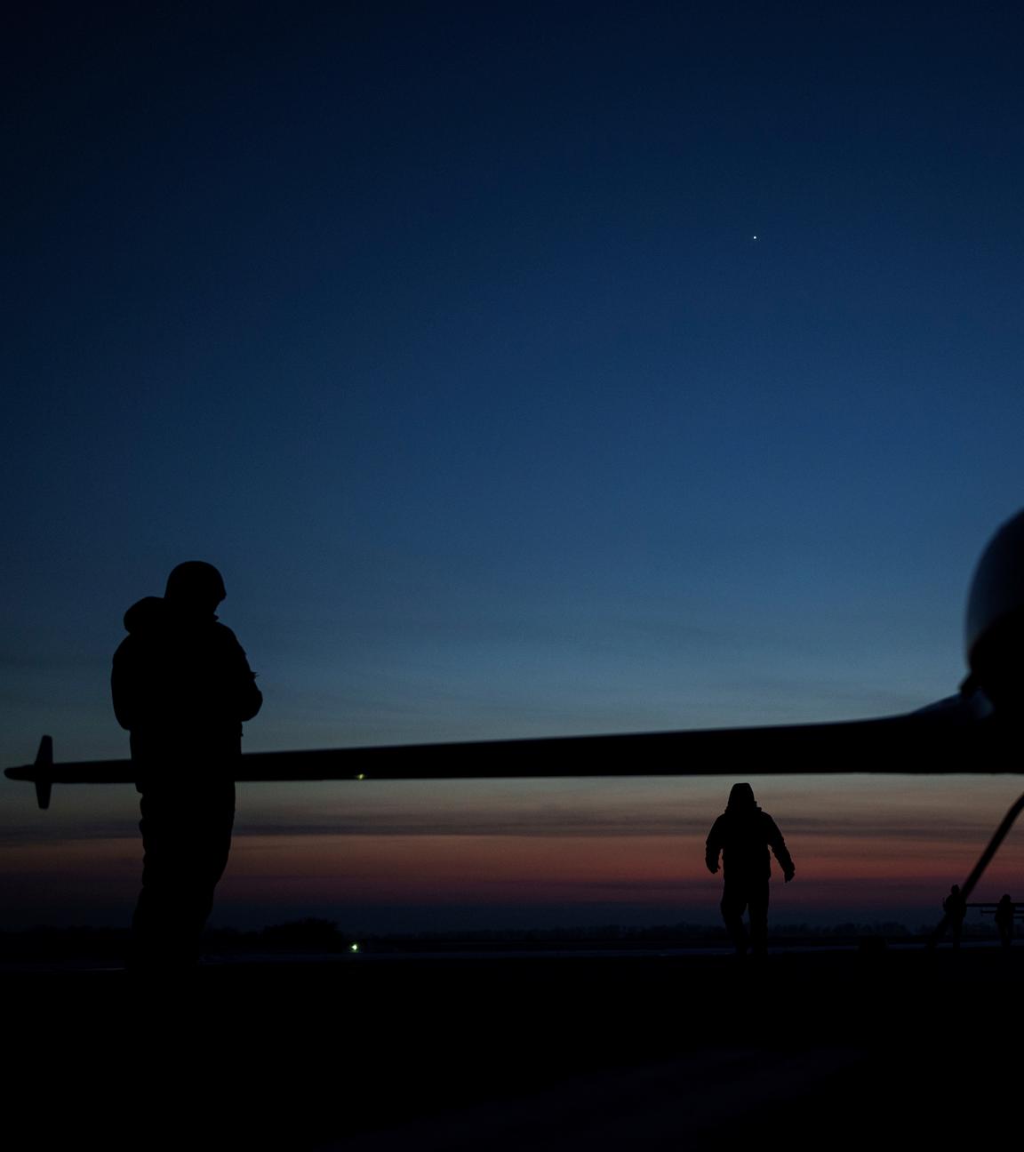 krainische Soldaten des Verteidigungsnachrichtendienstes bereiten den Start der Langstreckendrohne An-196 Ljutyj an einem ungenannten Ort in der Ukraine vor