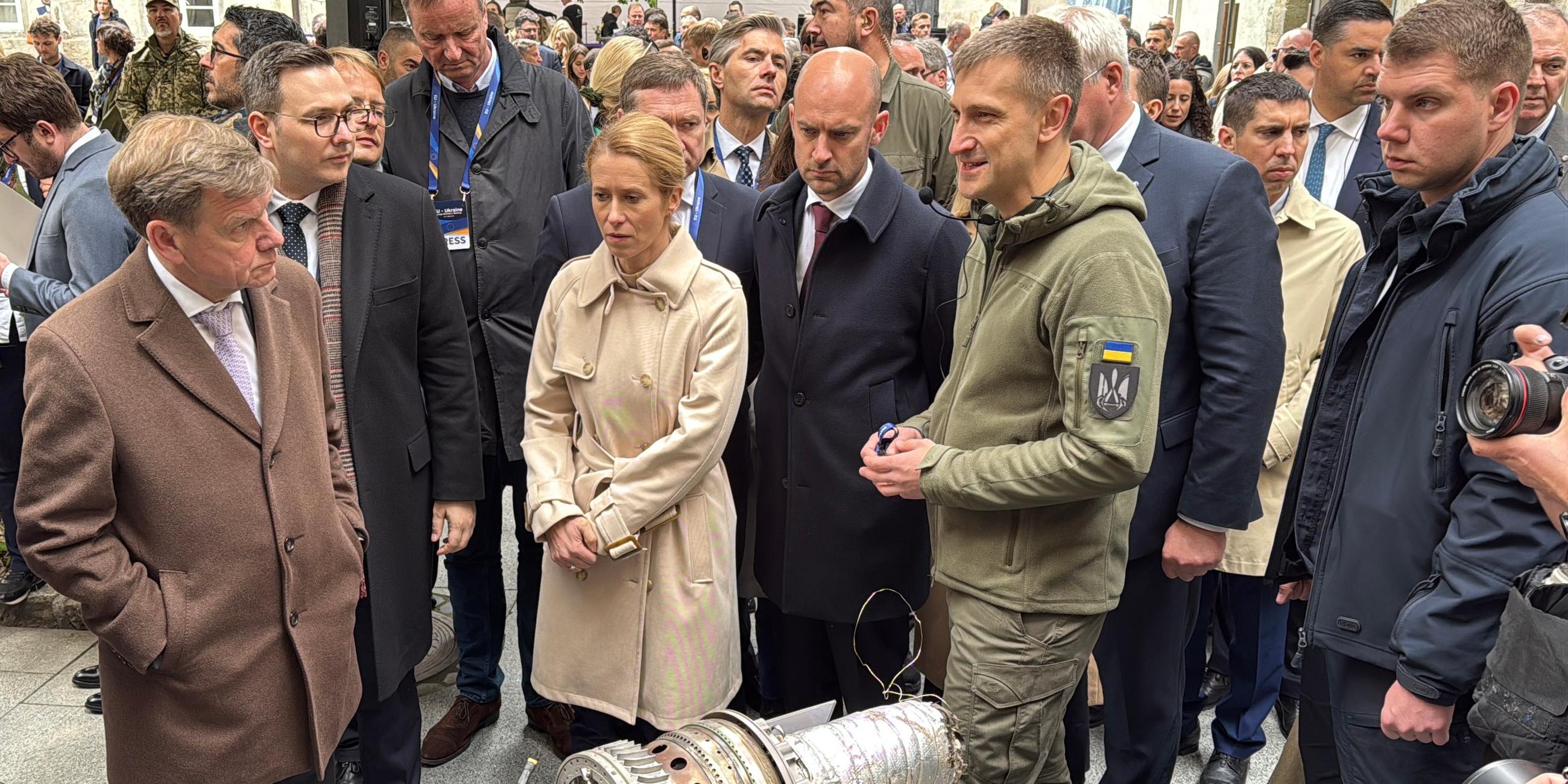 Der deutsche Außenminister Johann Wadephul (l-r, CDU), die EU-Außenbeauftragte Kaja Kallas und der französische Außenminister Jean-Noel Barrot lassen sich den Antrieb einer russischen Shahed-Drohne zeigen.