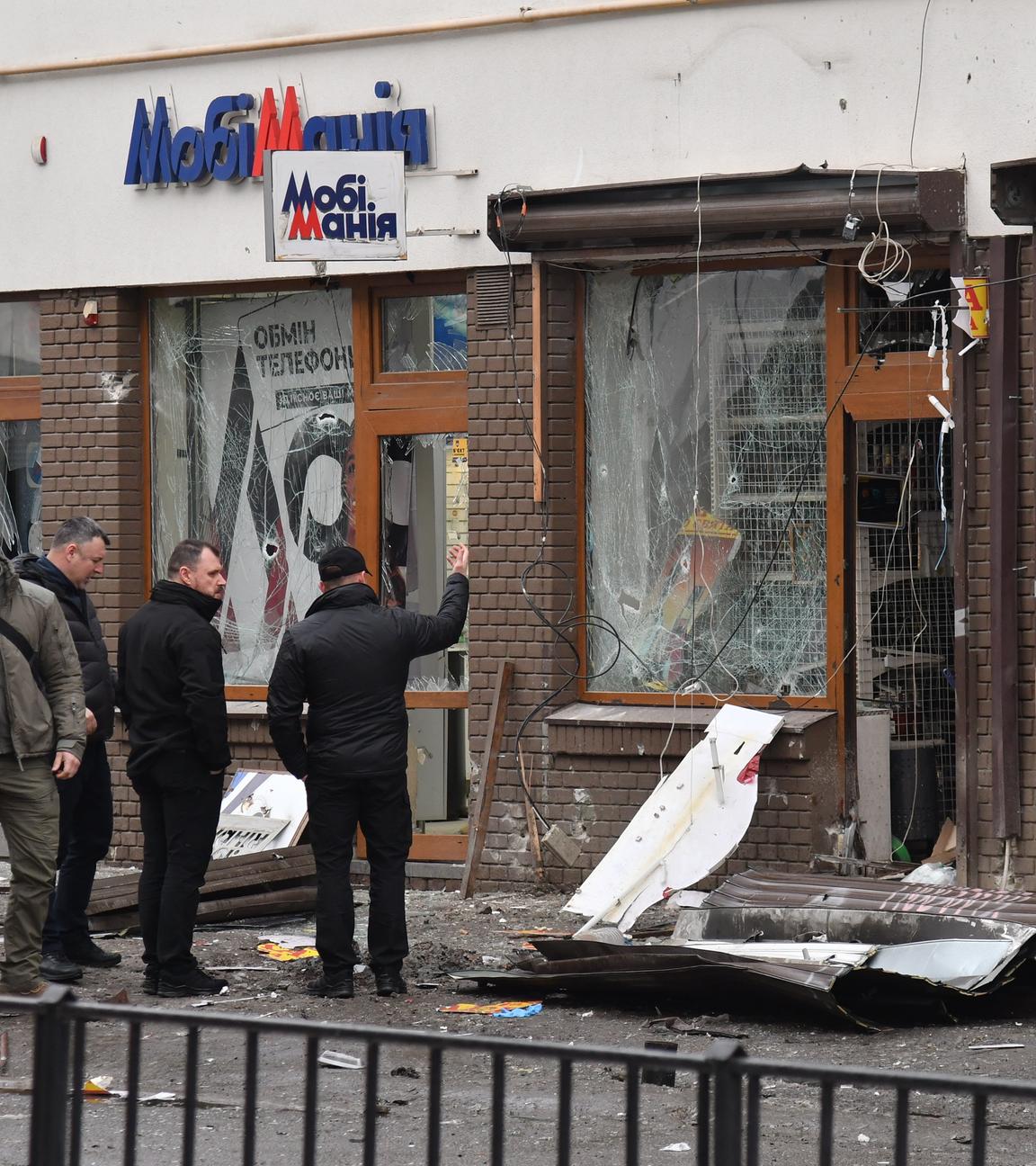 Innenminister Ihor Klymenko (2.v.r) inspiziert den Ort eines tödlichen Terroranschlags im Zentrum von Lwiw (Lemberg).