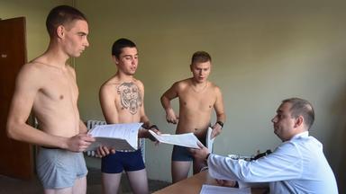 Ukraine, Lwiw: Drei Männer bei medizinischer Untersuchung beim Militär, Archivbild