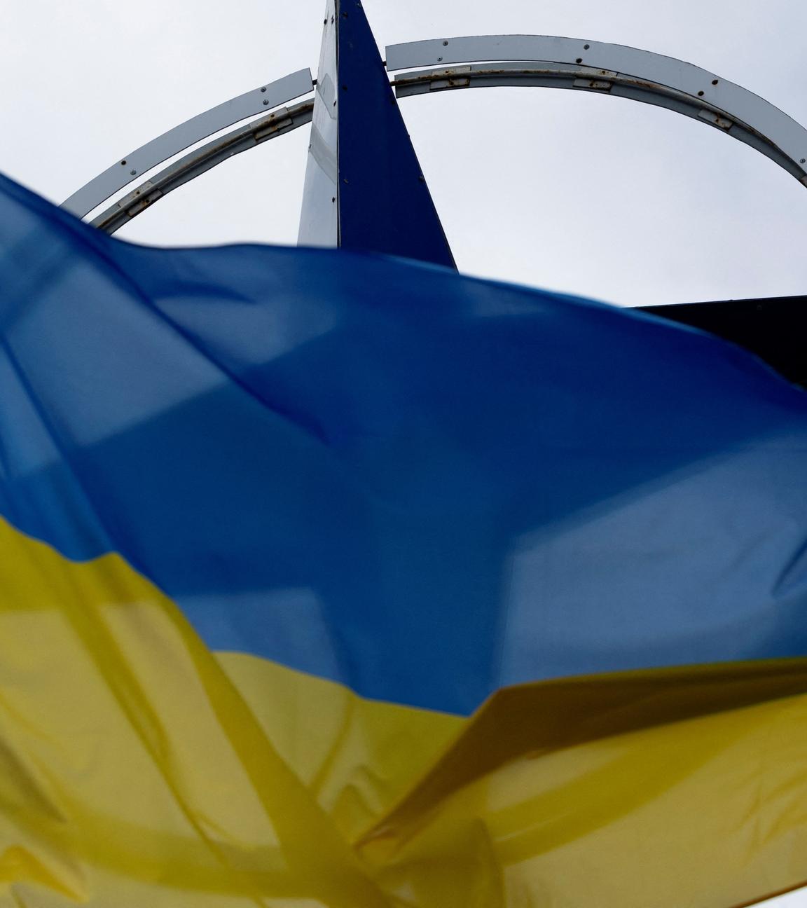 Eine Ukraine-Flagge vor dem Nato-Logo