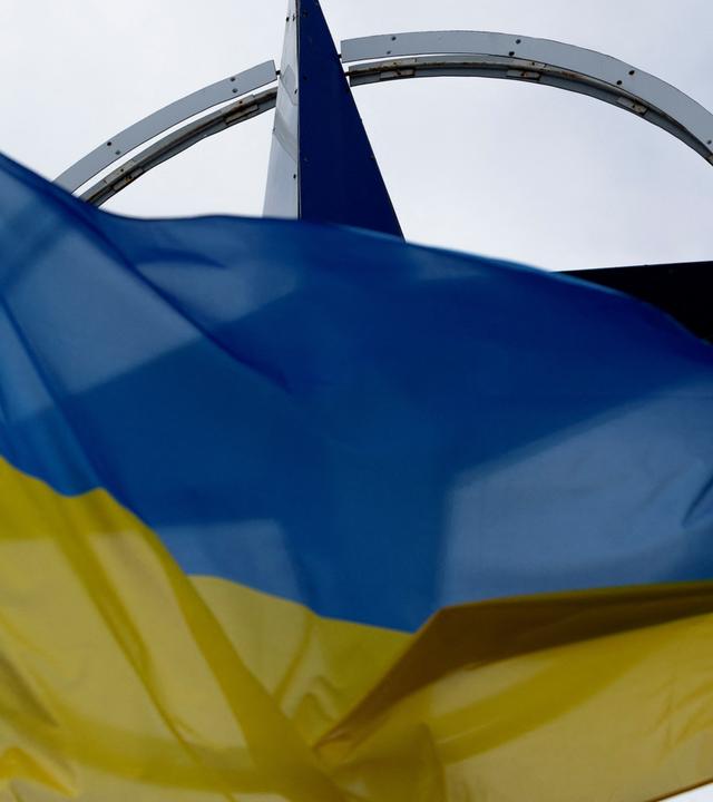 Eine Ukraine-Flagge vor dem Nato-Logo