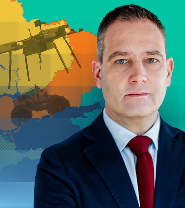 Militäranalyst Gustav Gressel vor einer Karte der Ukraine