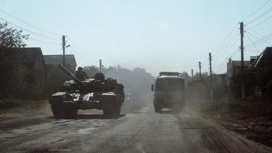 Ukrainischer Panzer auf dem Weg in die Kursk-Region bei Sumy
