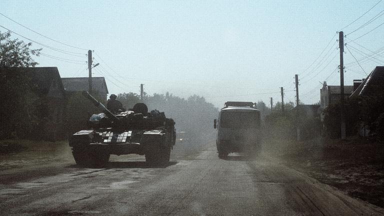Ukrainischer Panzer auf dem Weg in die Kursk-Region bei Sumy