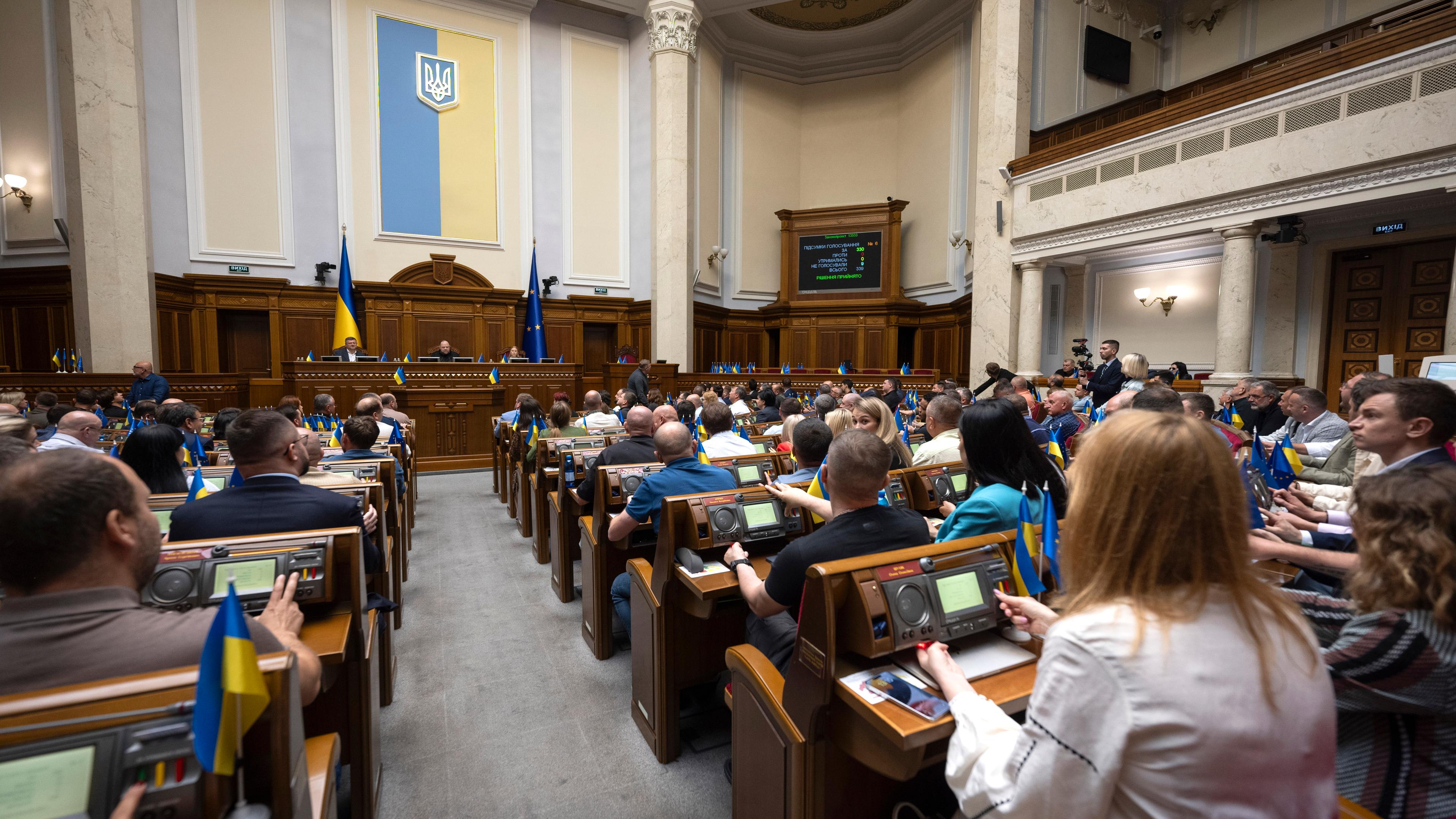 Ukrainische Abgeordnete nehmen am 31. Juli 2025 in Kiew (Ukraine) an einer Parlamentssitzung zur Wiederherstellung der Unabhängigkeit der Antikorruptionsbehörden teil.