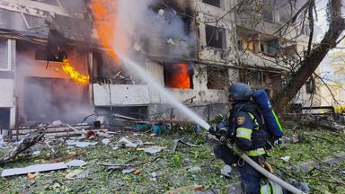 Dieses vom ukrainischen Katastrophenschutzdienst am 20. Juli 2026 veröffentlichte Foto zeigt einen ukrainischen Feuerwehrmann, der versucht, einen Brand am Ort eines russischen Luftangriffs in Pawlograd während der russischen Invasion in der Ukraine zu löschen.
