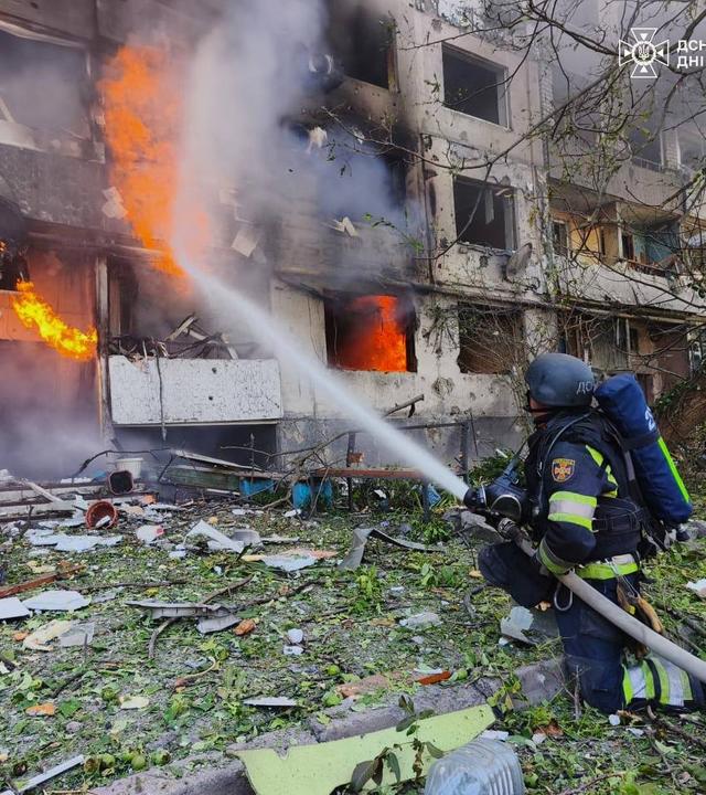 Dieses vom ukrainischen Katastrophenschutzdienst am 20. Juli 2026 veröffentlichte Foto zeigt einen ukrainischen Feuerwehrmann, der versucht, einen Brand am Ort eines russischen Luftangriffs in Pawlograd während der russischen Invasion in der Ukraine zu löschen.