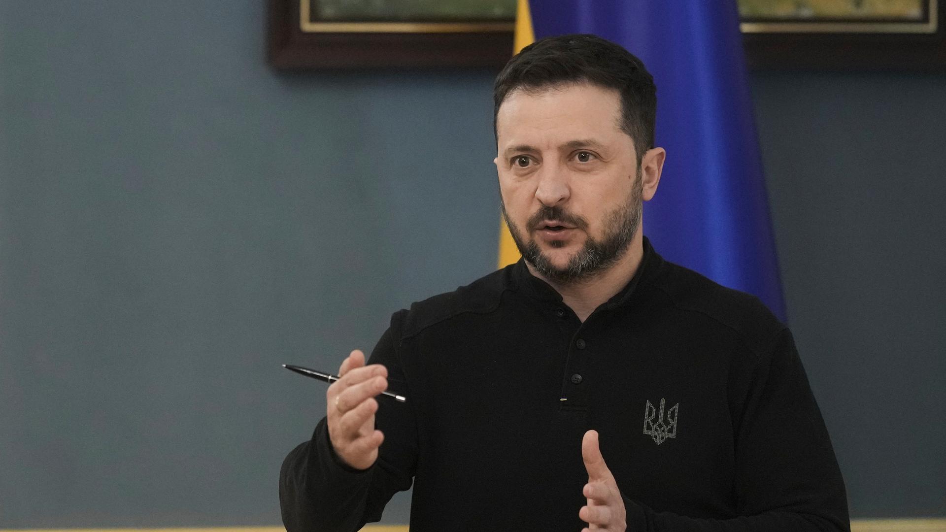 Der ukrainische Präsident Wolodymyr Selenskyj spricht während einer Pressekonferenz in Kiew