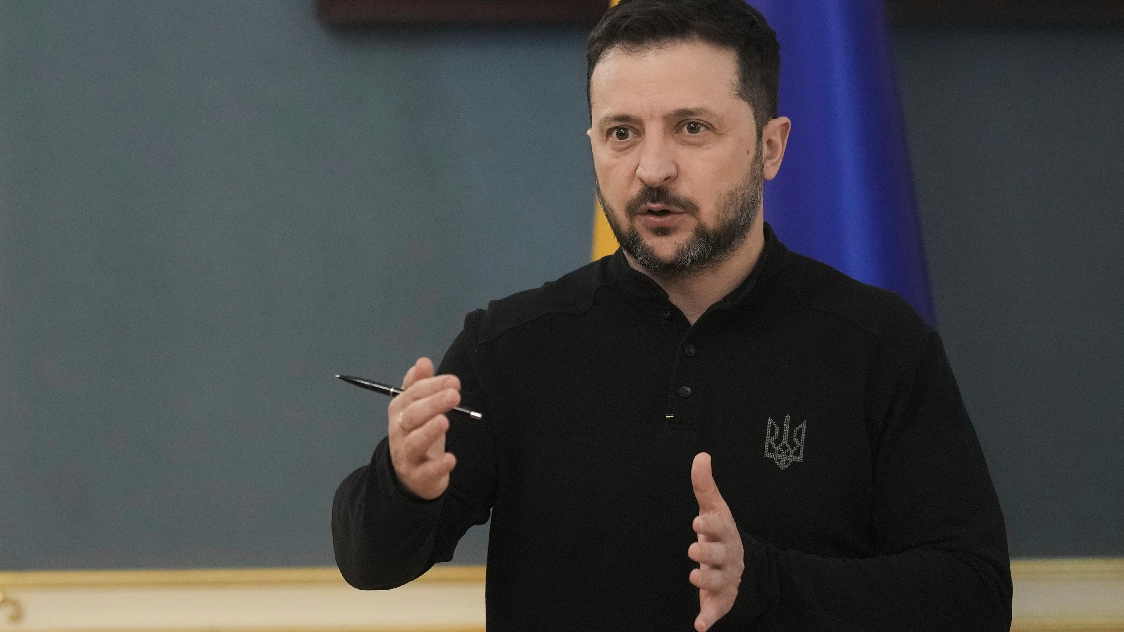 Der ukrainische Präsident Wolodymyr Selenskyj spricht während einer Pressekonferenz in Kiew