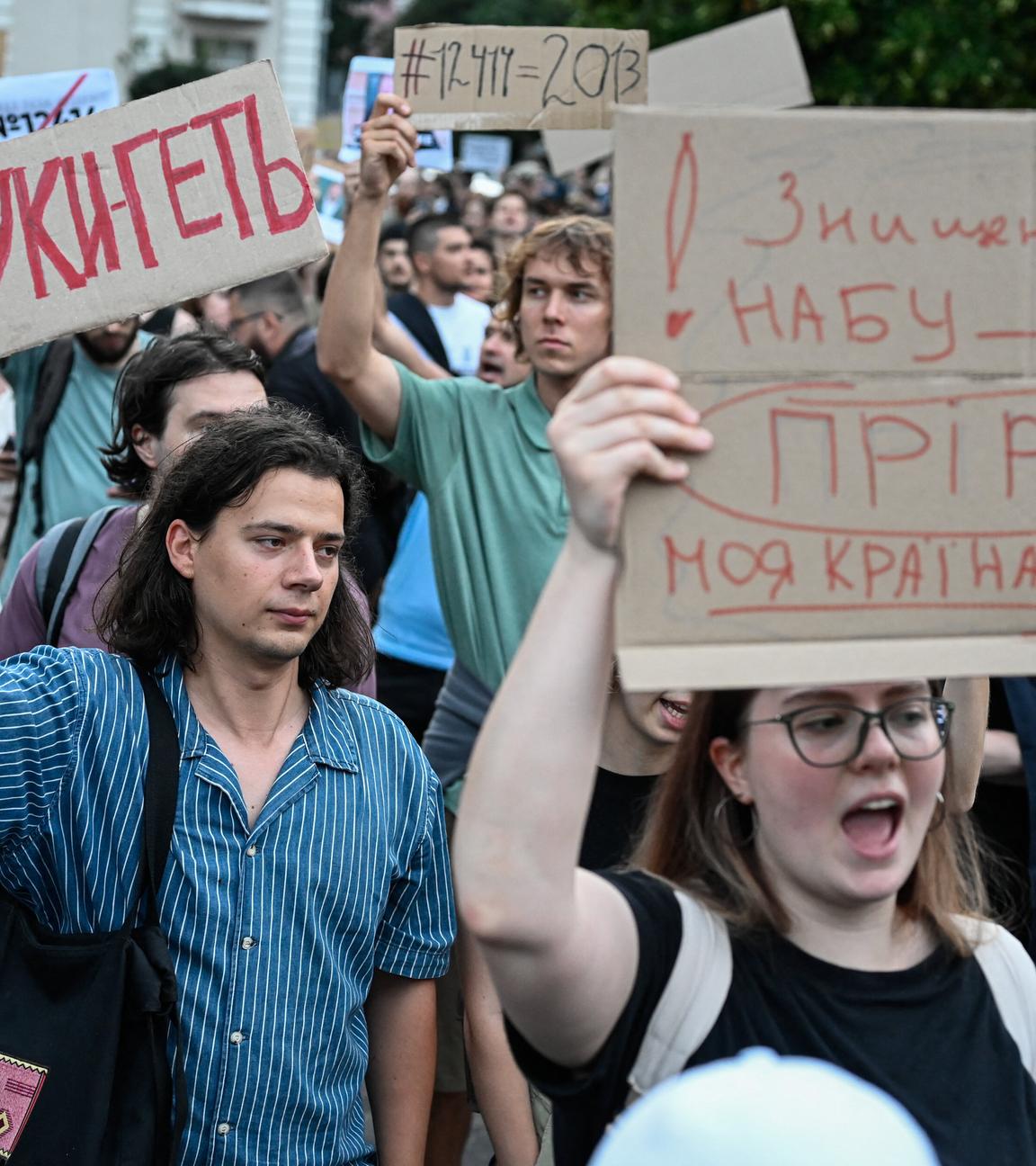 Tausende von Ukrainern protestieren gegen die Umsetzung eines Gesetzes, das die Arbeit von Antikorruptionsinstitutionen regelt.