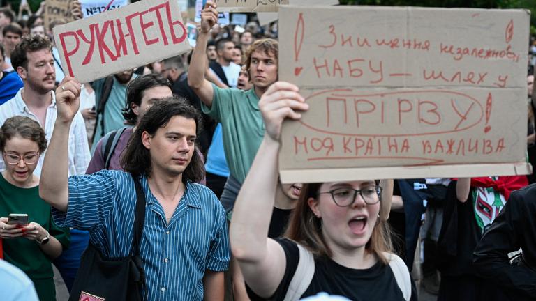 Tausende von Ukrainern protestieren gegen die Umsetzung eines Gesetzes, das die Arbeit von Antikorruptionsinstitutionen regelt.