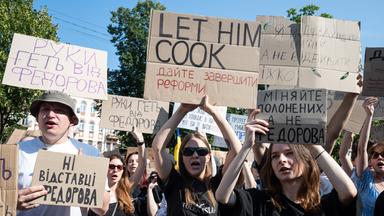 Ukrainer versammeln sich, um die Entscheidung von Präsident Selenskyj zu verurteilen, Verteidigungsminister Fedorow nach sechs Monaten im Amt zu entlassen.