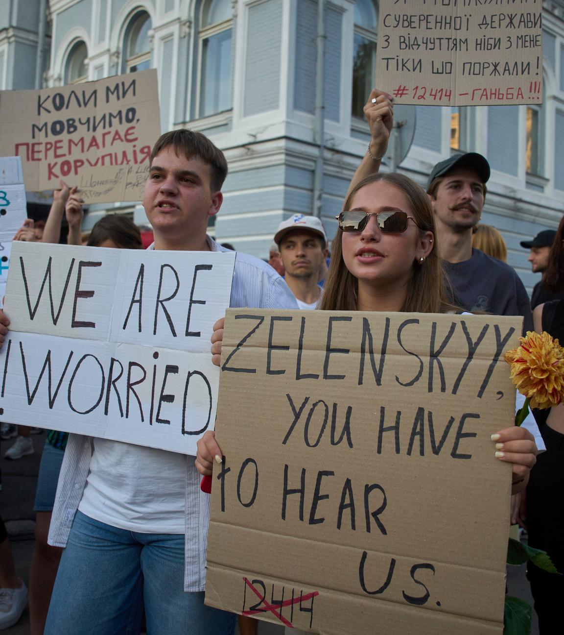 Menschen protestieren gegen ein Gesetz, das auf die Korruptionsbekämpfung abzielt. Aufgenommen am 24.07.2025, Ukraine, Kiew