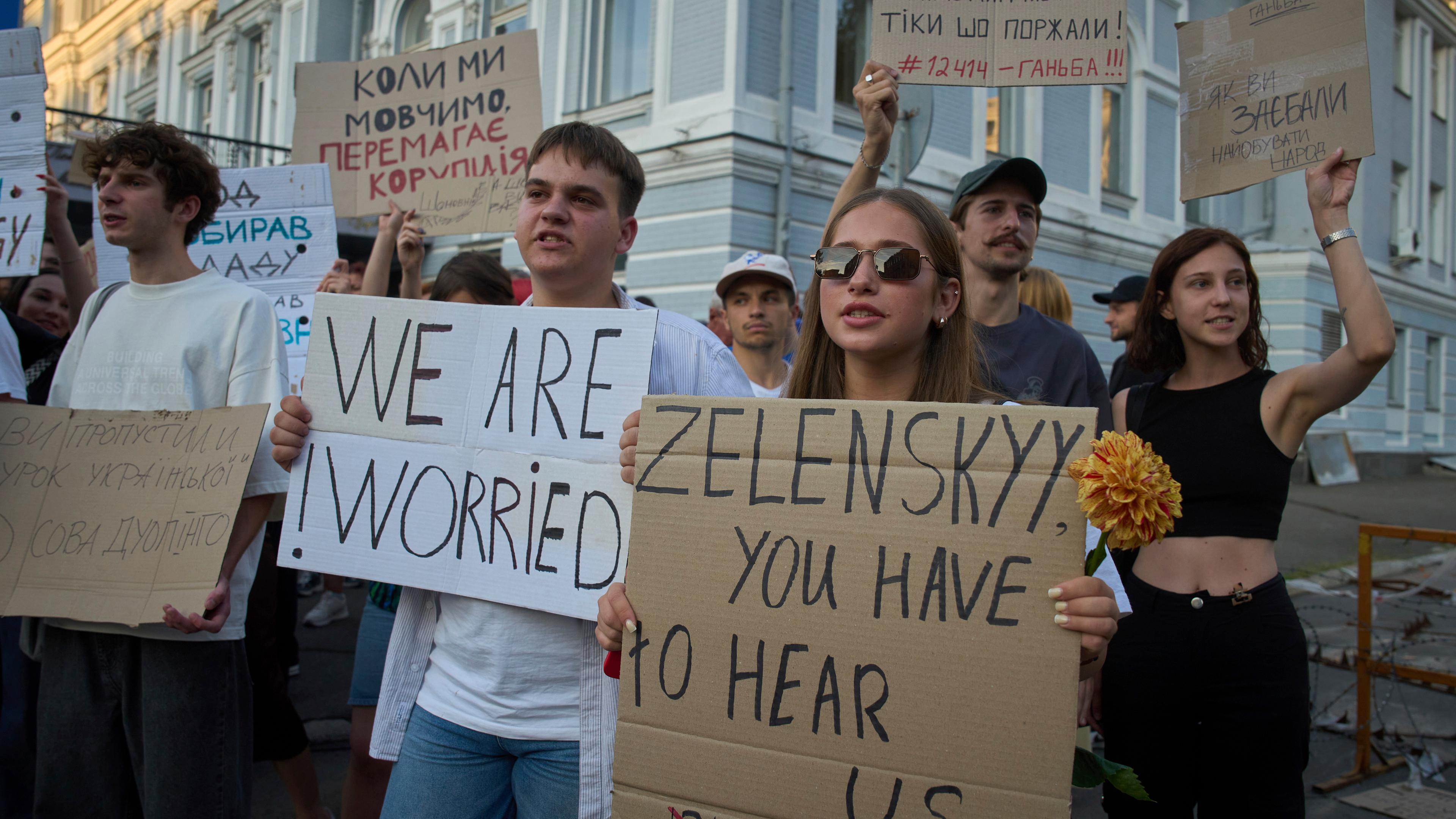 Menschen protestieren gegen ein Gesetz, das auf die Korruptionsbekämpfung abzielt. Aufgenommen am 24.07.2025, Ukraine, Kiew