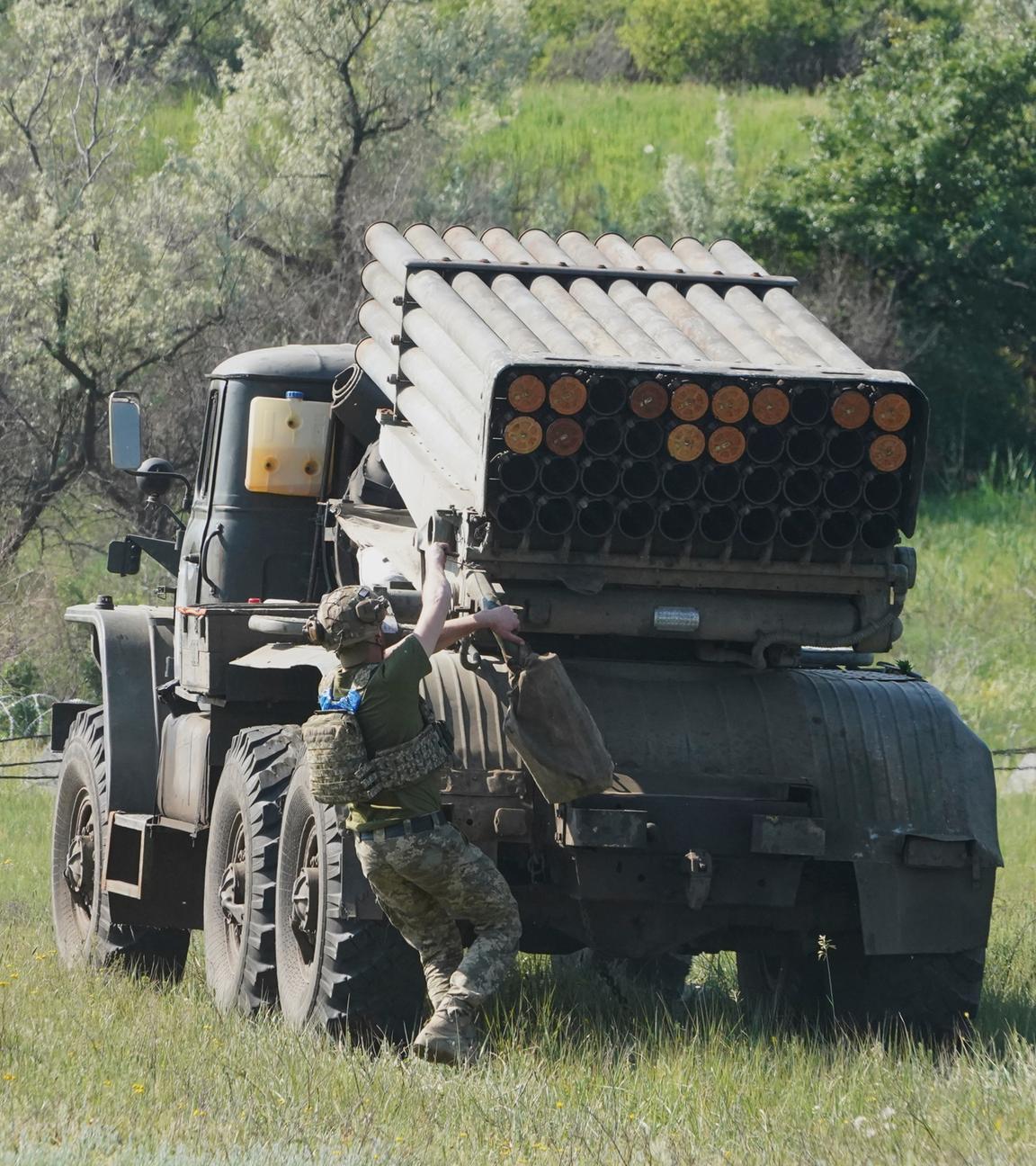 Zwei ukrainische Soldaten bedienen einen Raketenwerfer in der Region Donezk.