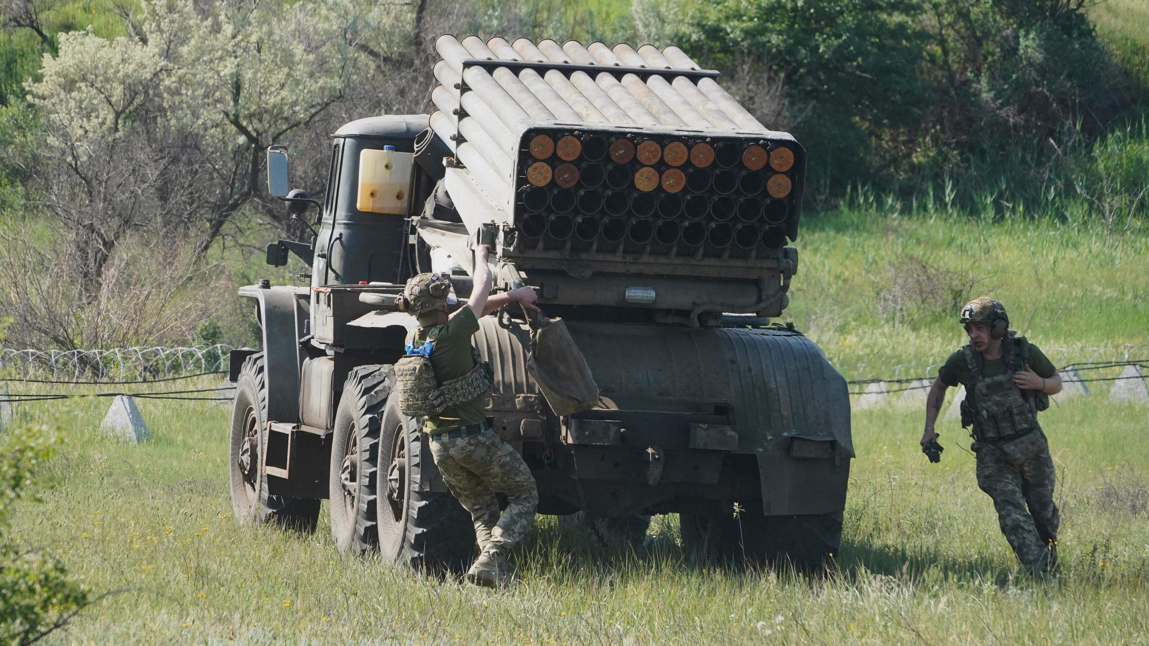 Zwei ukrainische Soldaten bedienen einen Raketenwerfer in der Region Donezk.