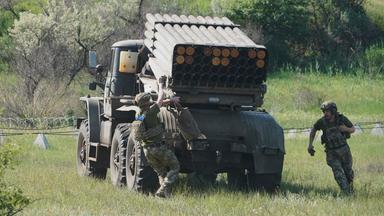 Zwei ukrainische Soldaten bedienen einen Raketenwerfer in der Region Donezk.