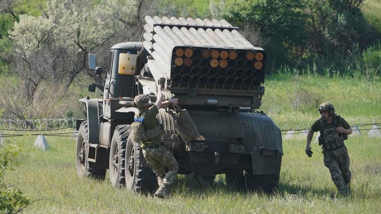 Zwei ukrainische Soldaten bedienen einen Raketenwerfer in der Region Donezk.