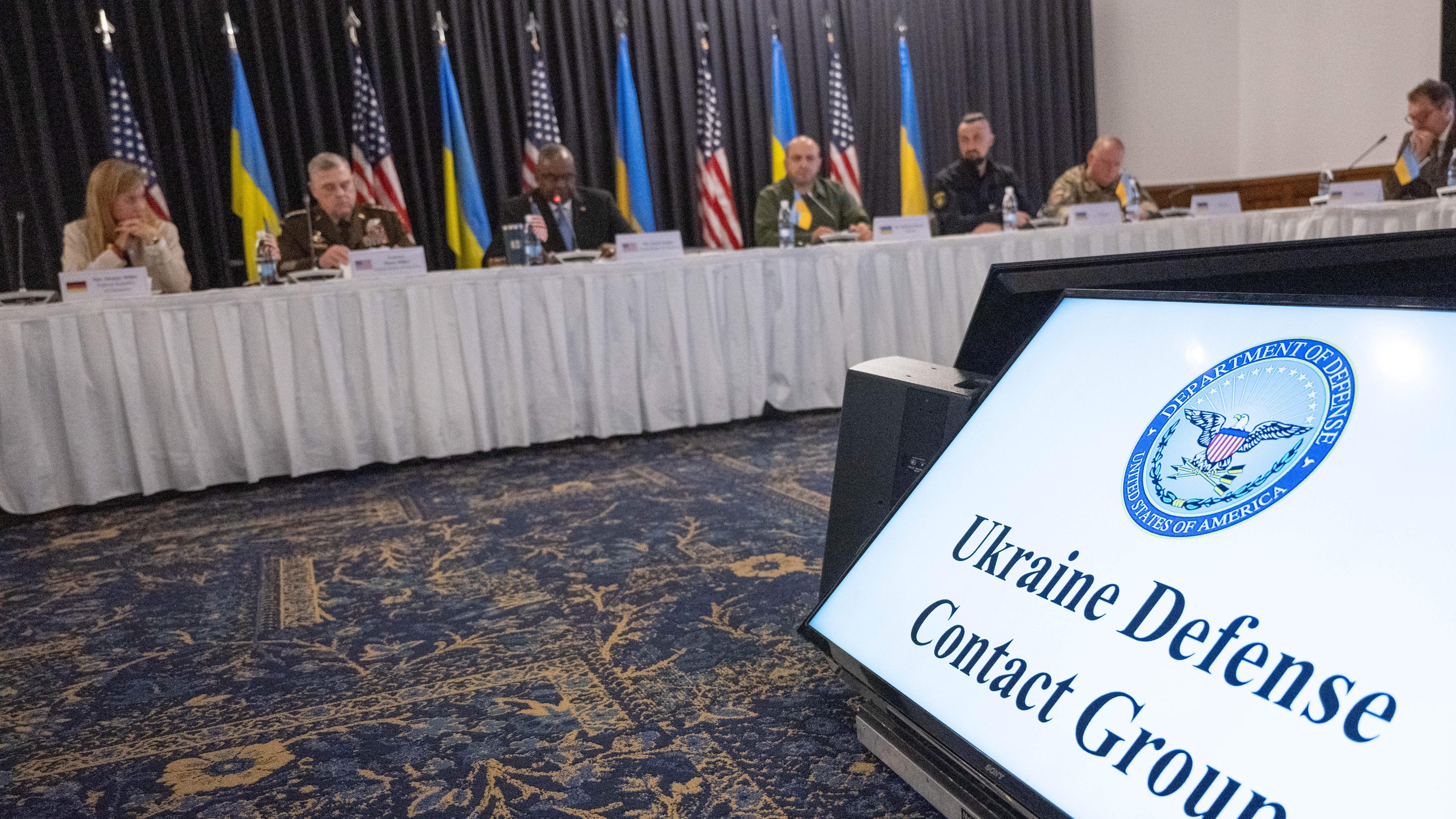 Verteidigungsminister zahlreicher NATO-Staaten kommen zum fünften Treffen der Ukraine-Kontaktgruppe auf dem US-Stützpunkt Ramstein zusammen